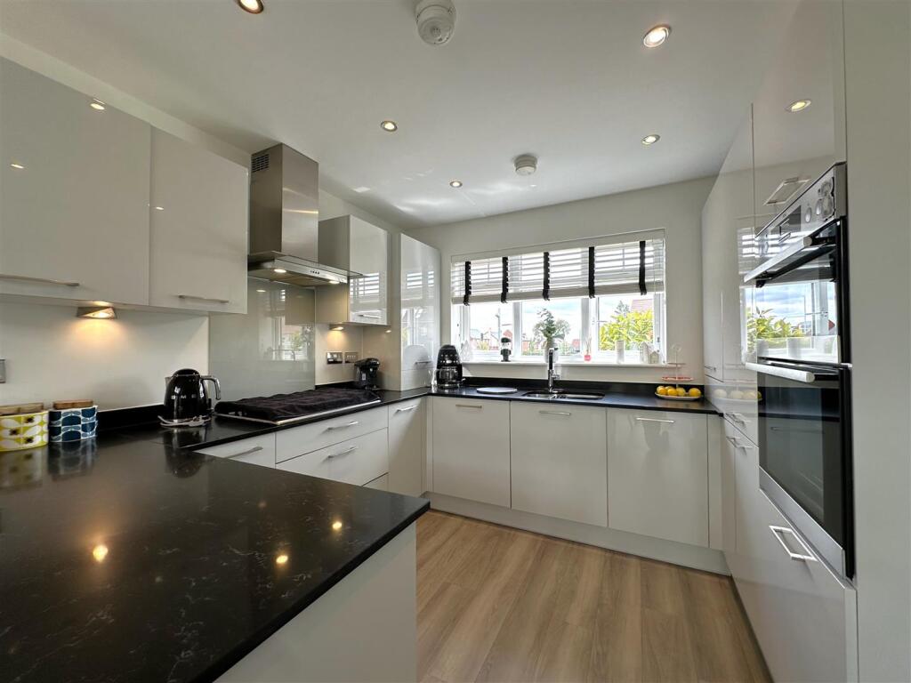 Complementary Modern Kitchen 587