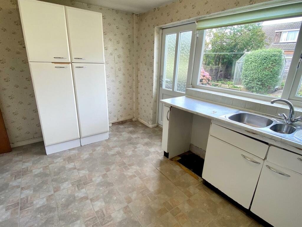 parkfield avenue 17 kitchen 2.jpg