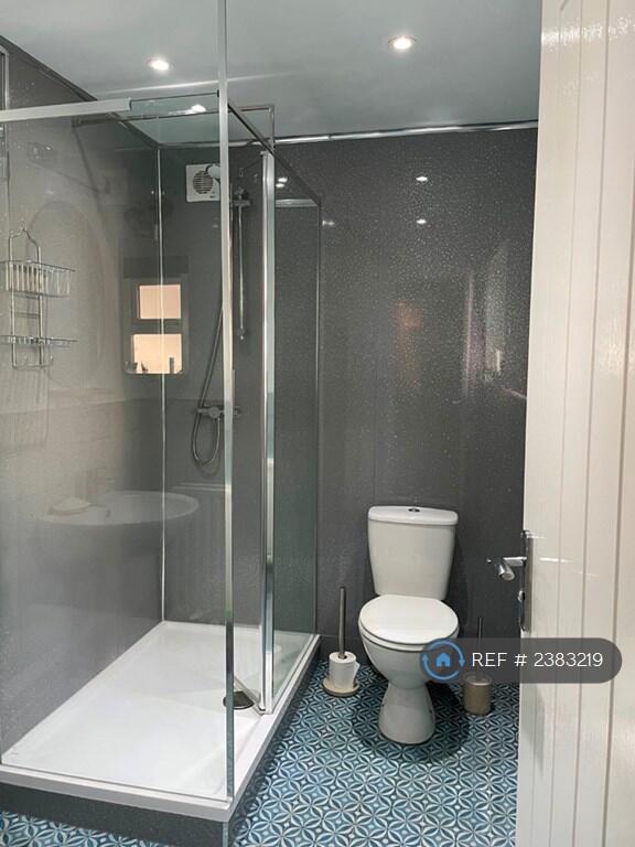 Bathroom (d/s)