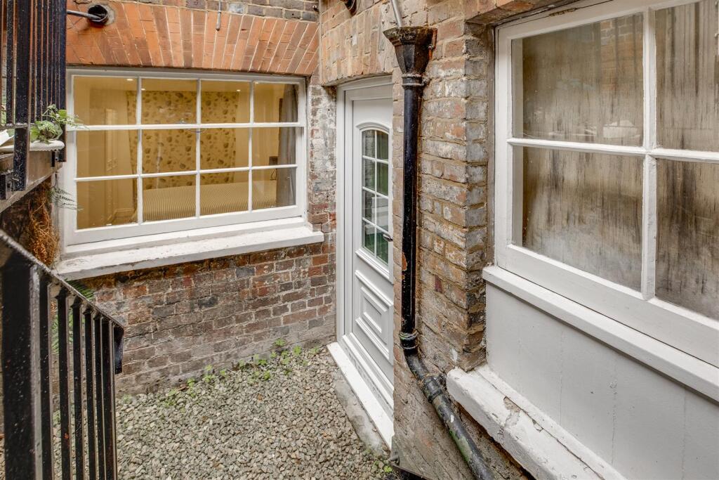 Flat 1, 27 High Street, HP11 2AG-13.jpg