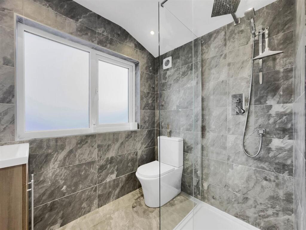 En Suite Shower Room - Bed 1