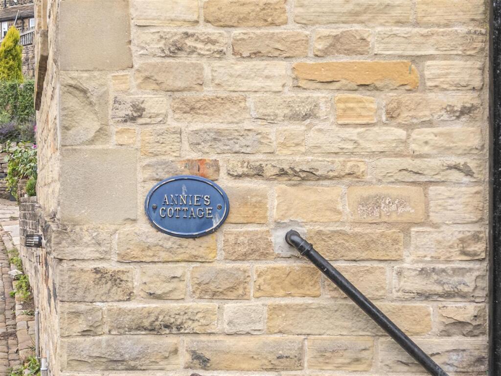 90 - 1 Lower Holme House HX2 6TE.jpg