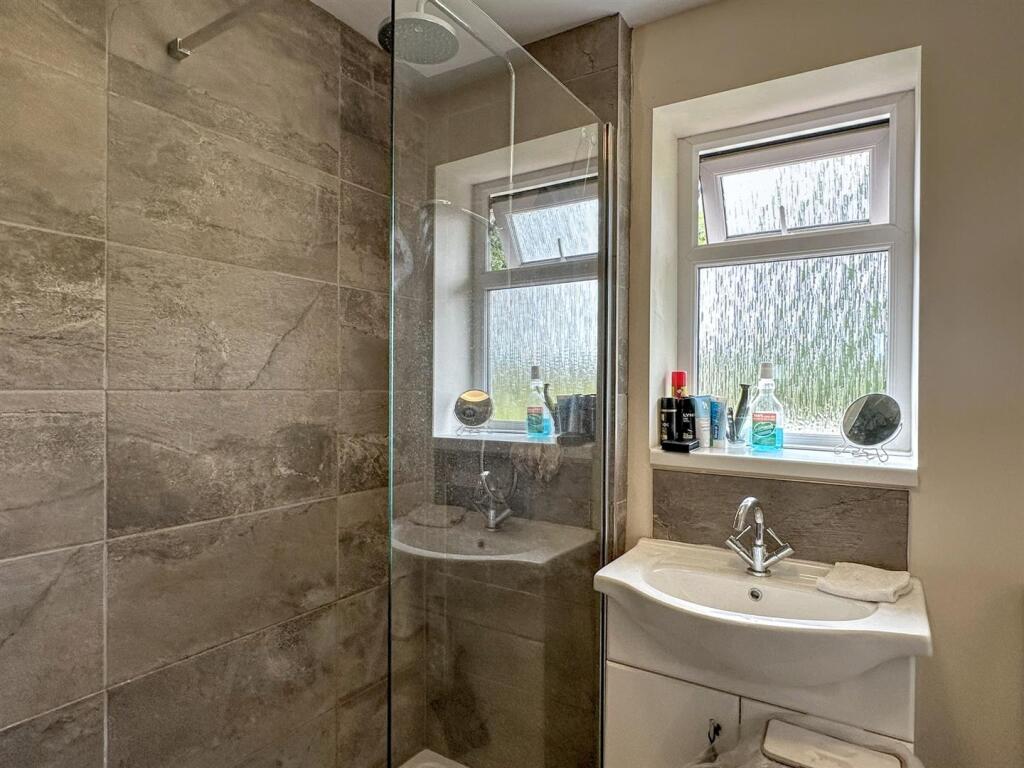 ENSUITE SHOWER ROOM/WC