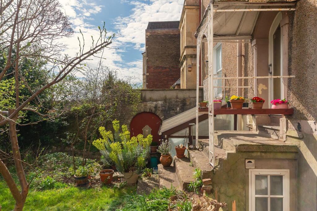 2F6RMR - External J.jpg