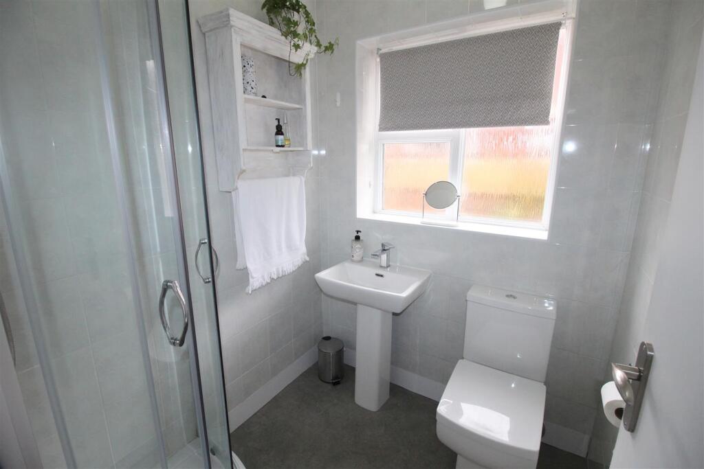 Boston Road, 29, shower room.JPG