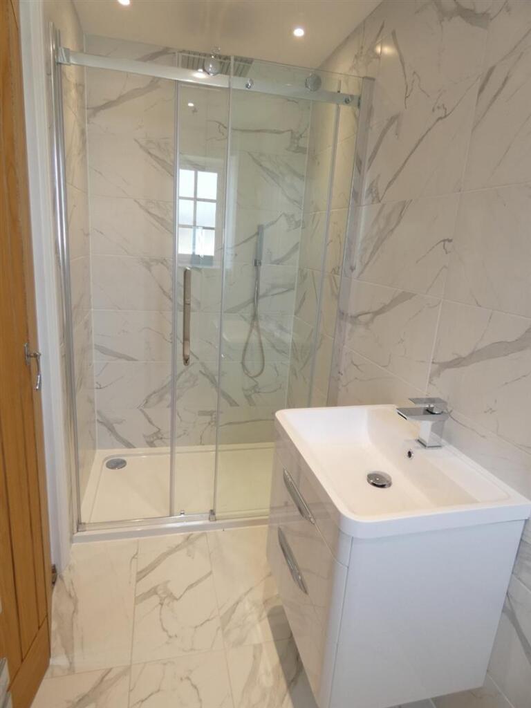 en suite shower.JPG