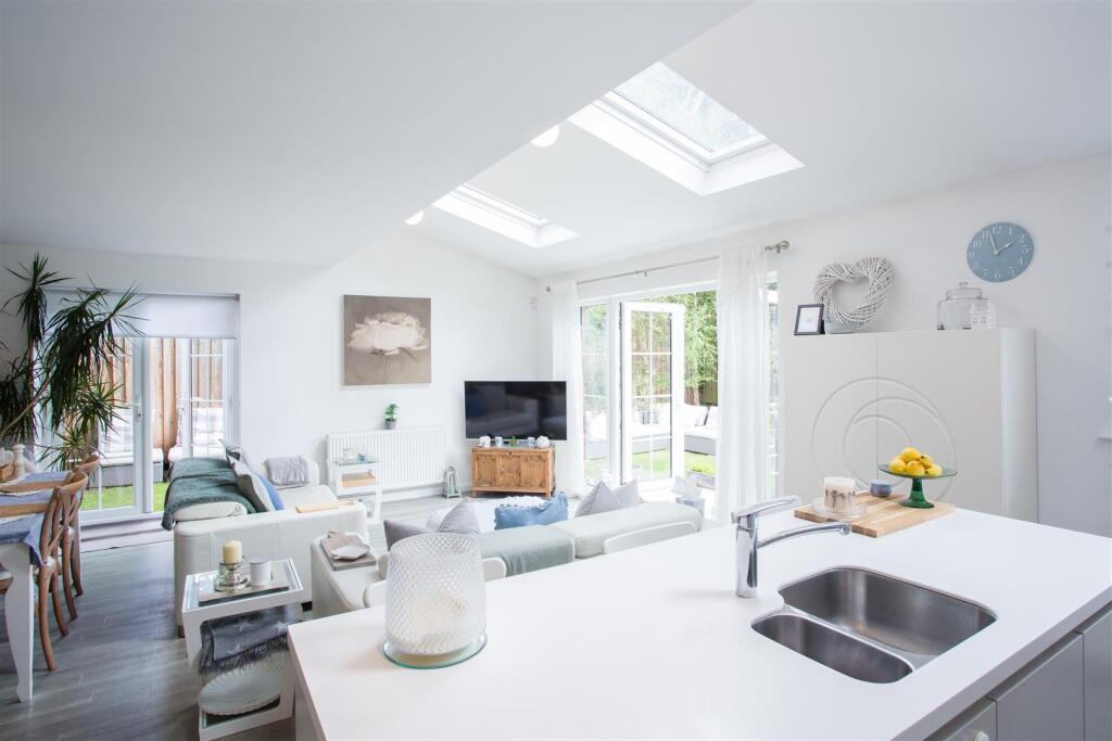 FAMILY LOUNGE/DINING AREA