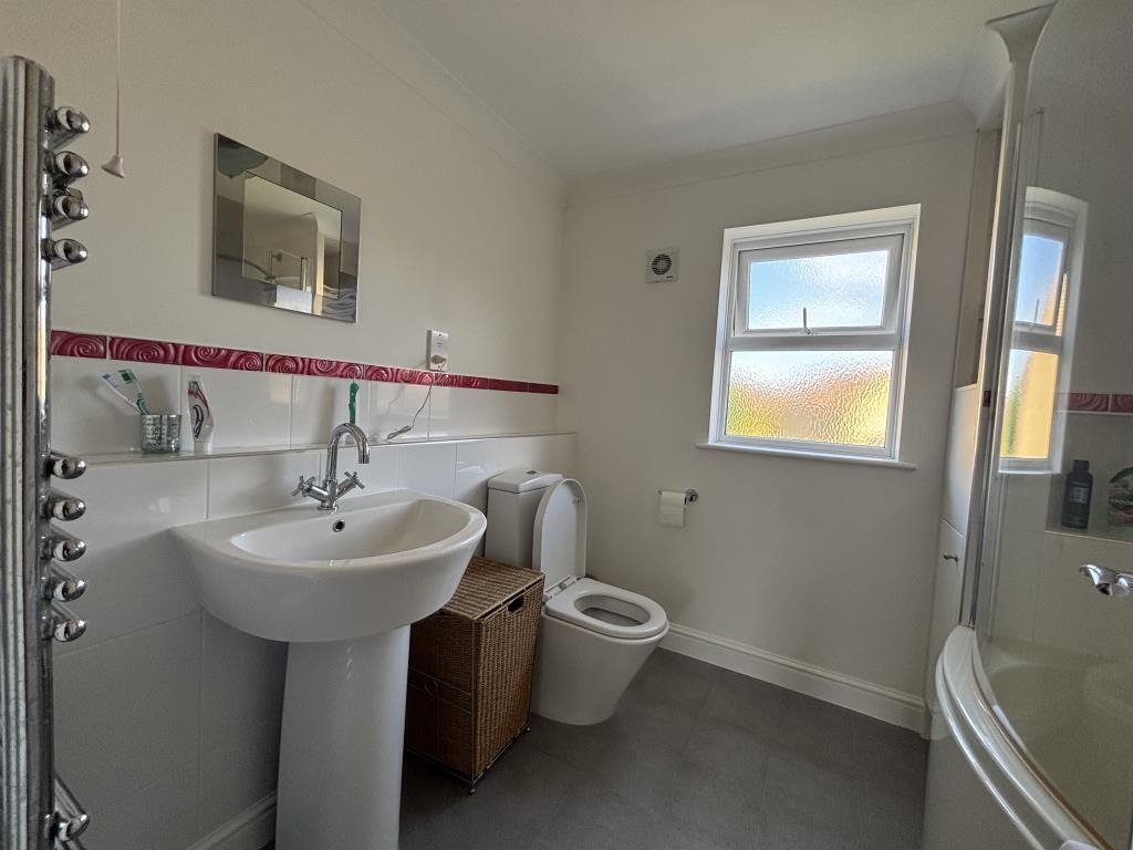 16 - Bathroom.jpg