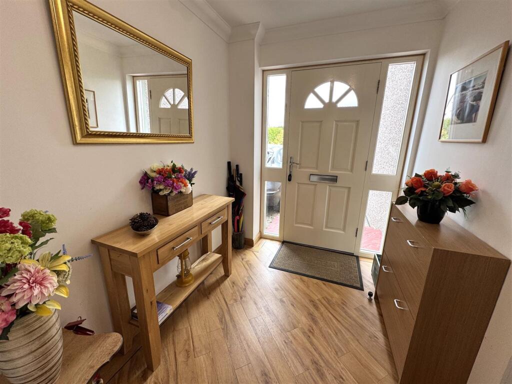 ENTRANCE HALLWAY.JPG