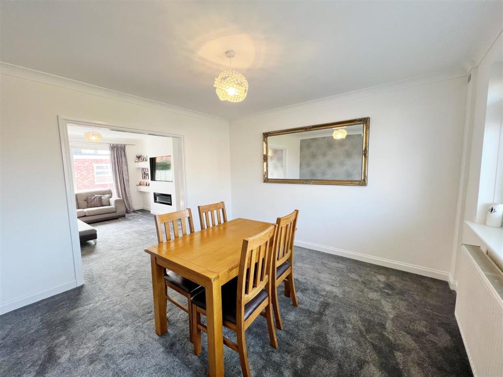Dining Room pic 3.jpg