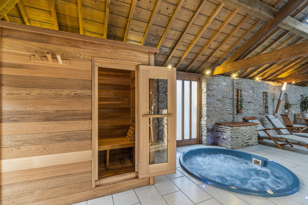 Sauna + Jacuzzi