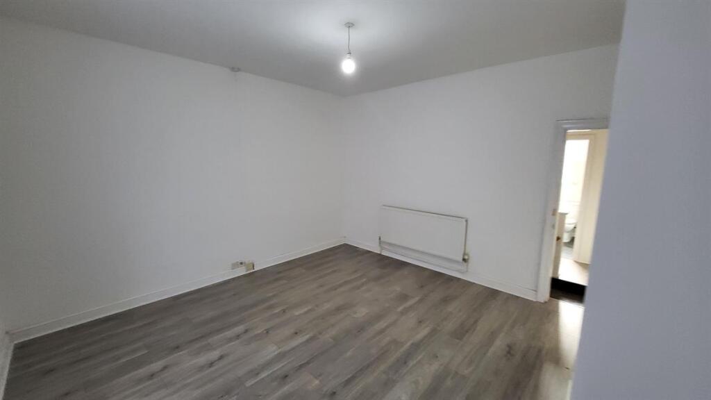 Bright, freshly redecorated double bedroom with...