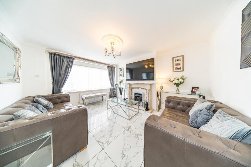 37 Deepdale Drive lounge 2.jpg