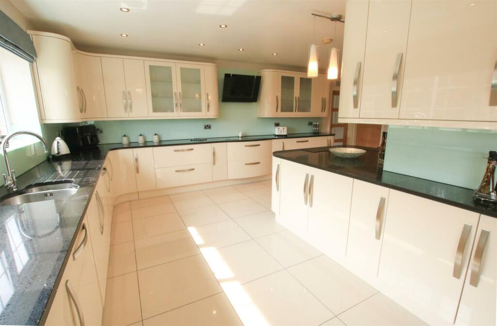 OPEN PLAN LIVING DINING KITCHEN