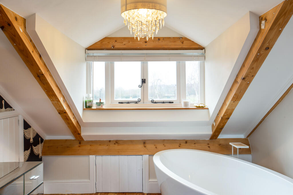 Freestanding Bath (Principal Bedroom)