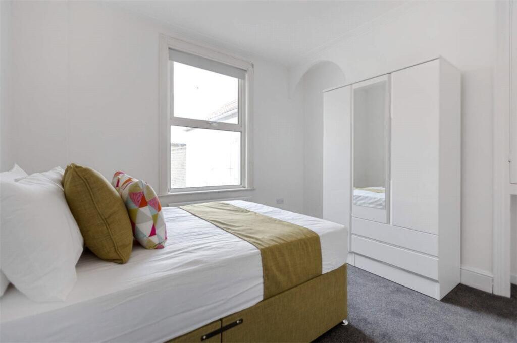 A beautifully designed double bedroom featuring...