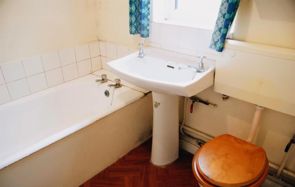 bathroom 2.jpeg