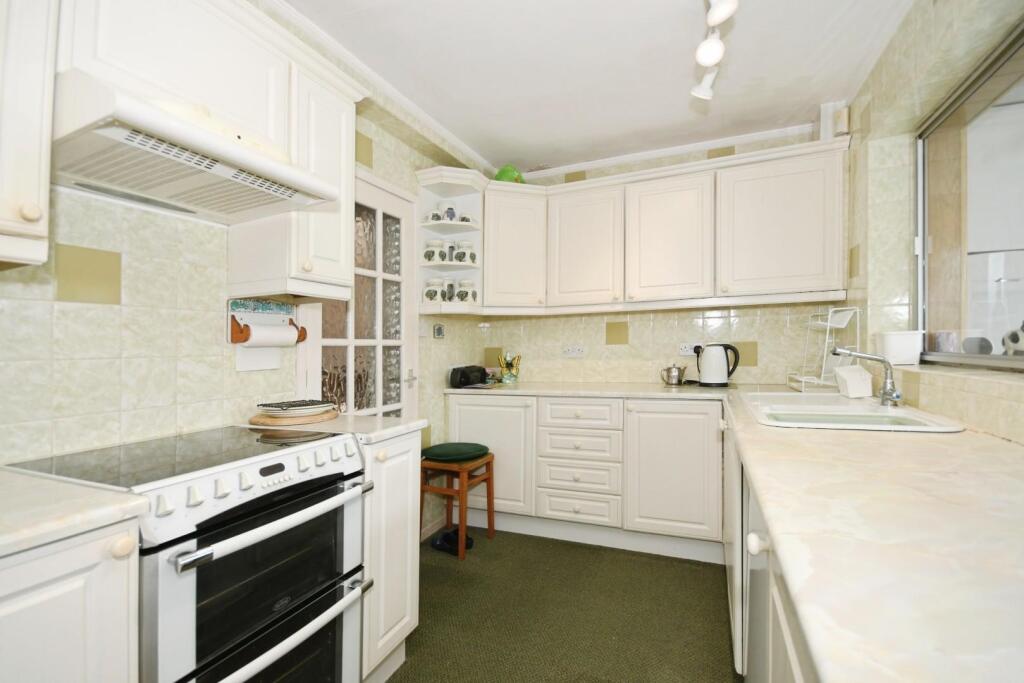 KITCHEN 02.jpg