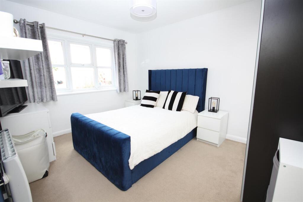 bedroom 1.JPG