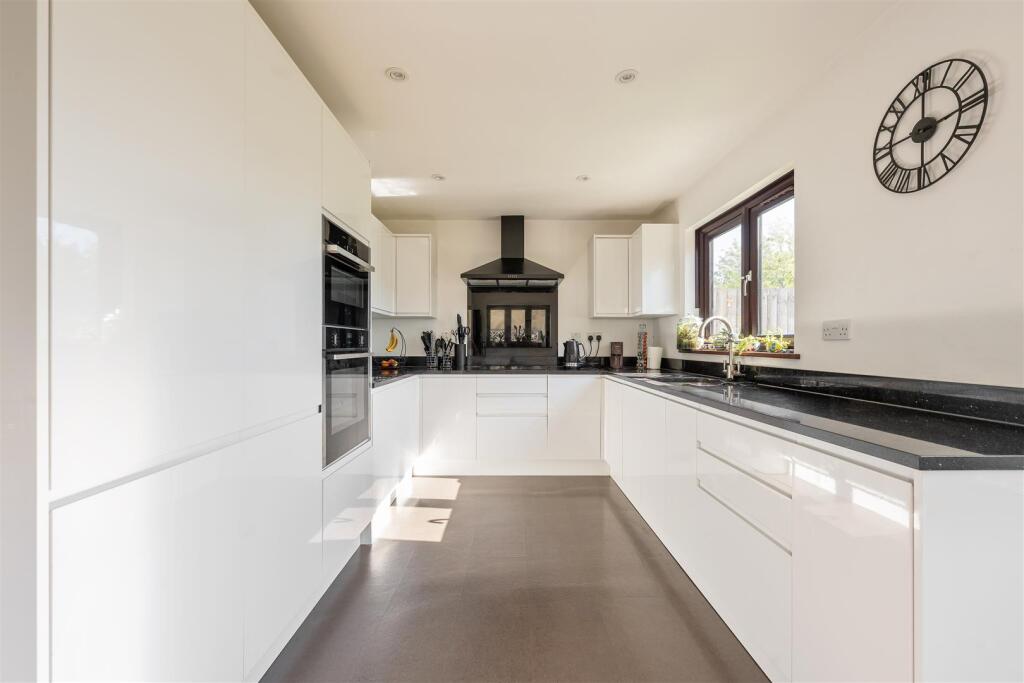 Sherwood Avenue, E18