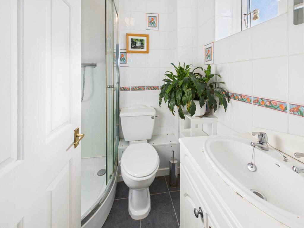 En Suite to Bedroom 1