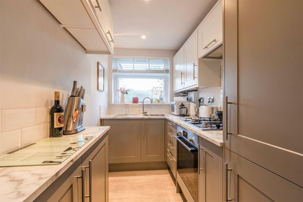 10 Brockley Combe, Weybridge, KT13 9QB - 4.jpg