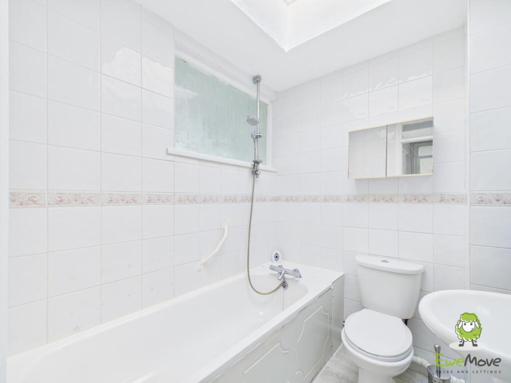 EweMove Estate Agents Basingstoke - Ribble Way - B