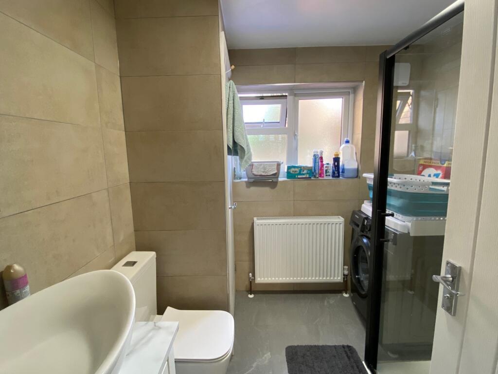 GARAGE SHOWER ROOM