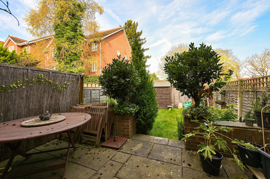 27 Thornfield Gre...
