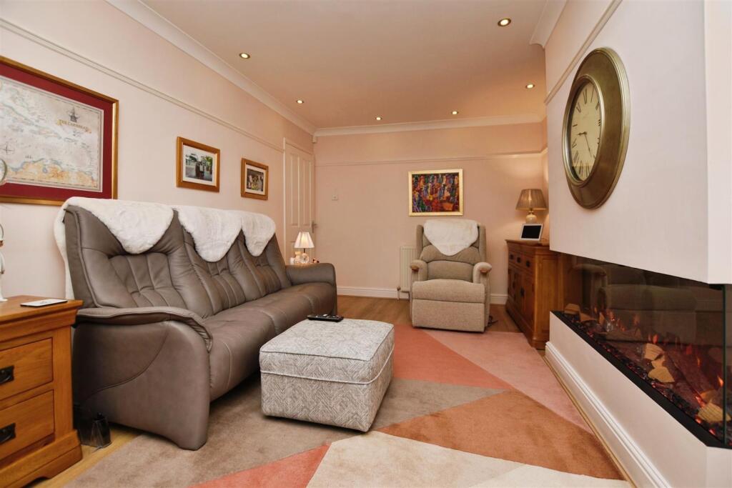 7038af95-lounge 20bb.JPG