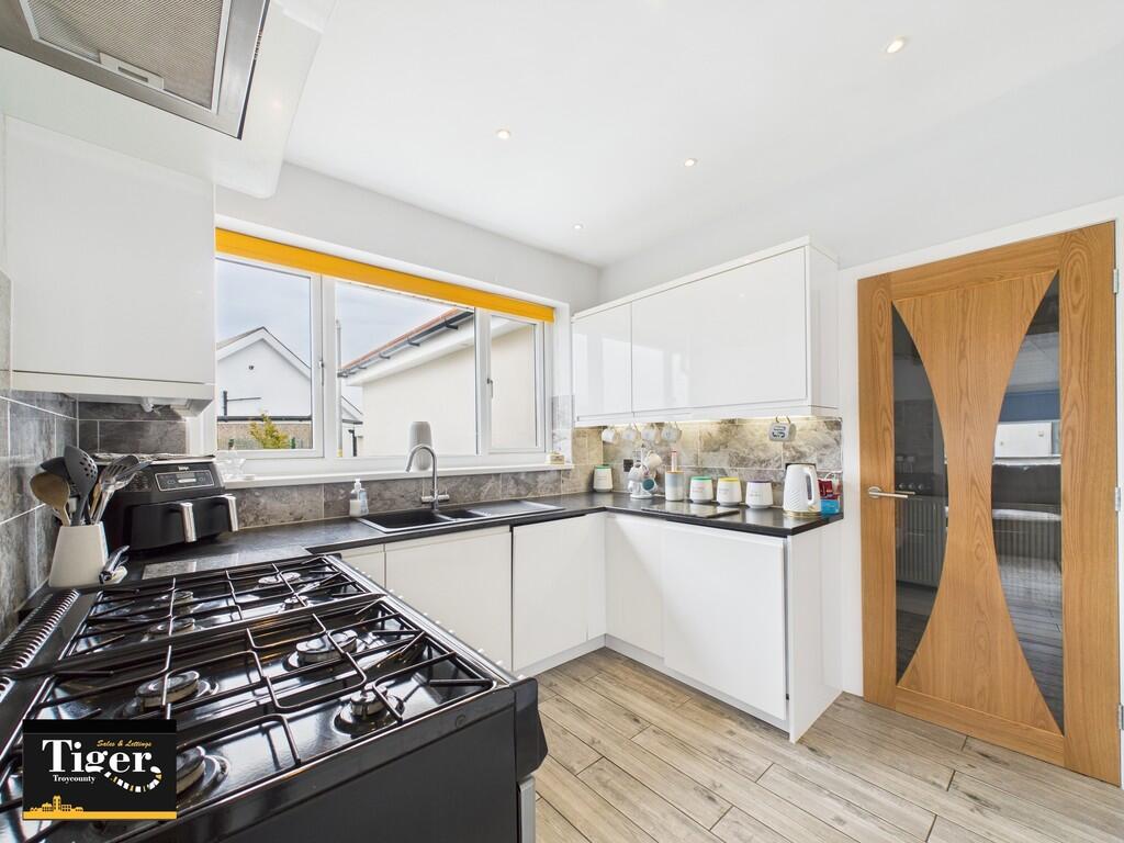 CAM02176G0-PR0552...