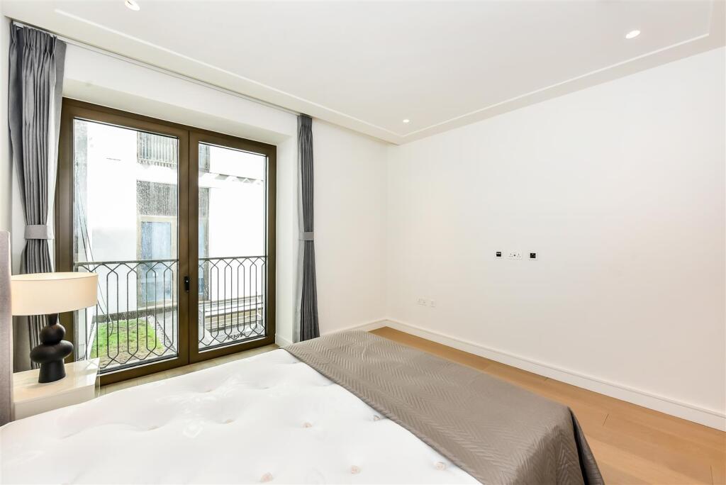 53 Holland Park Gate-2.jpg