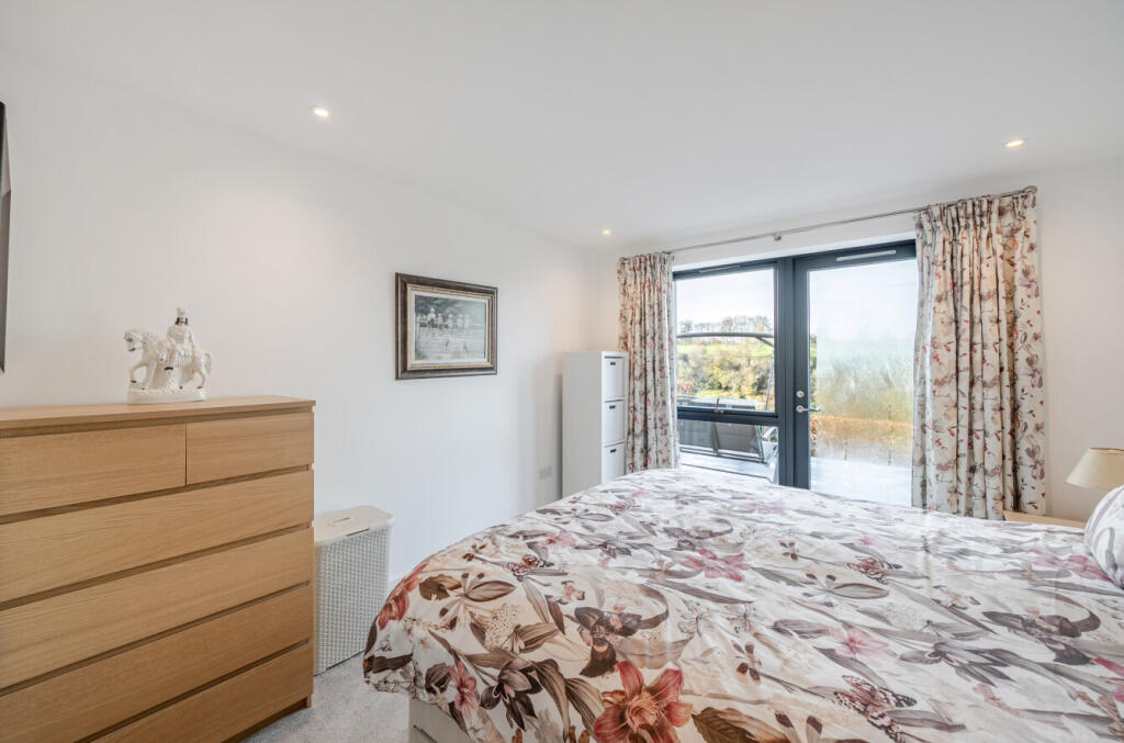 1385020-16-692711...