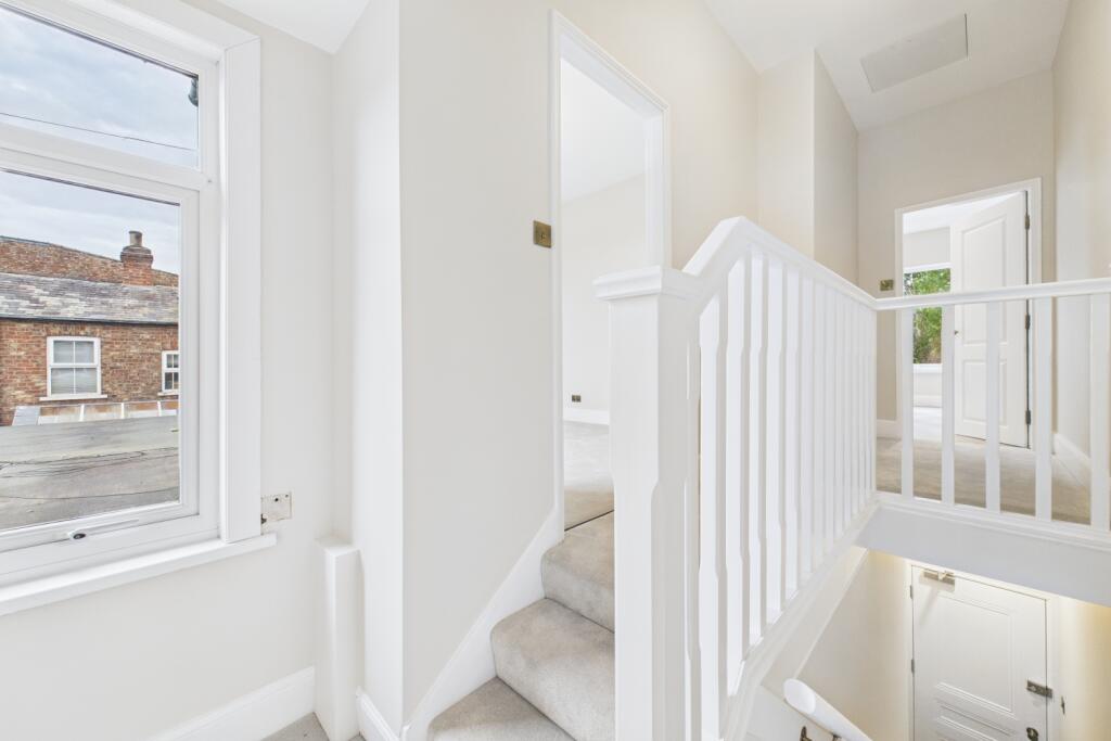 CAM03162G0-PR0343-STILL010