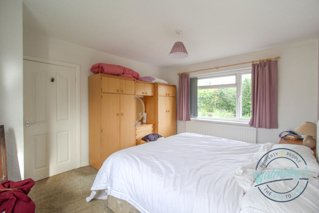 Dual aspect main bedroom
