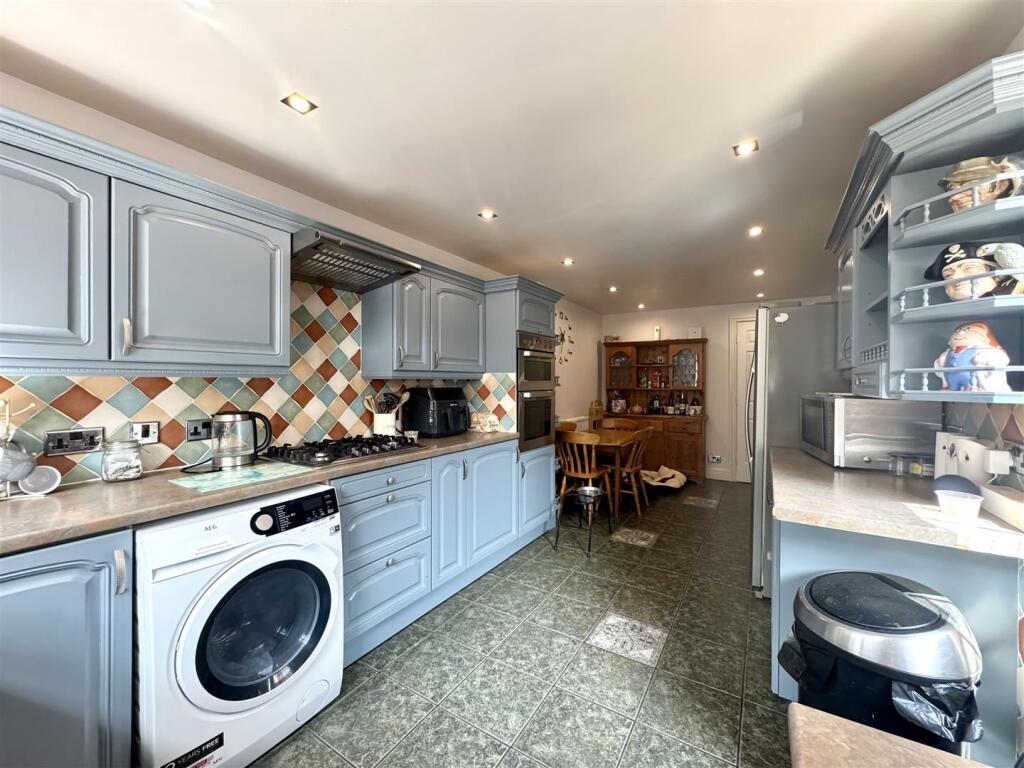 KITCHEN/BREAKFAST ROOM