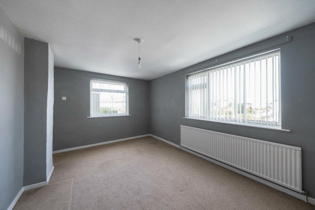 6 Heath Close-019.JPG