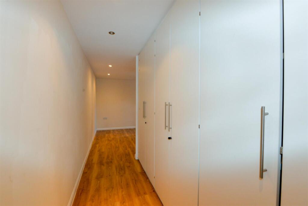 Bedroom1 4.jpg