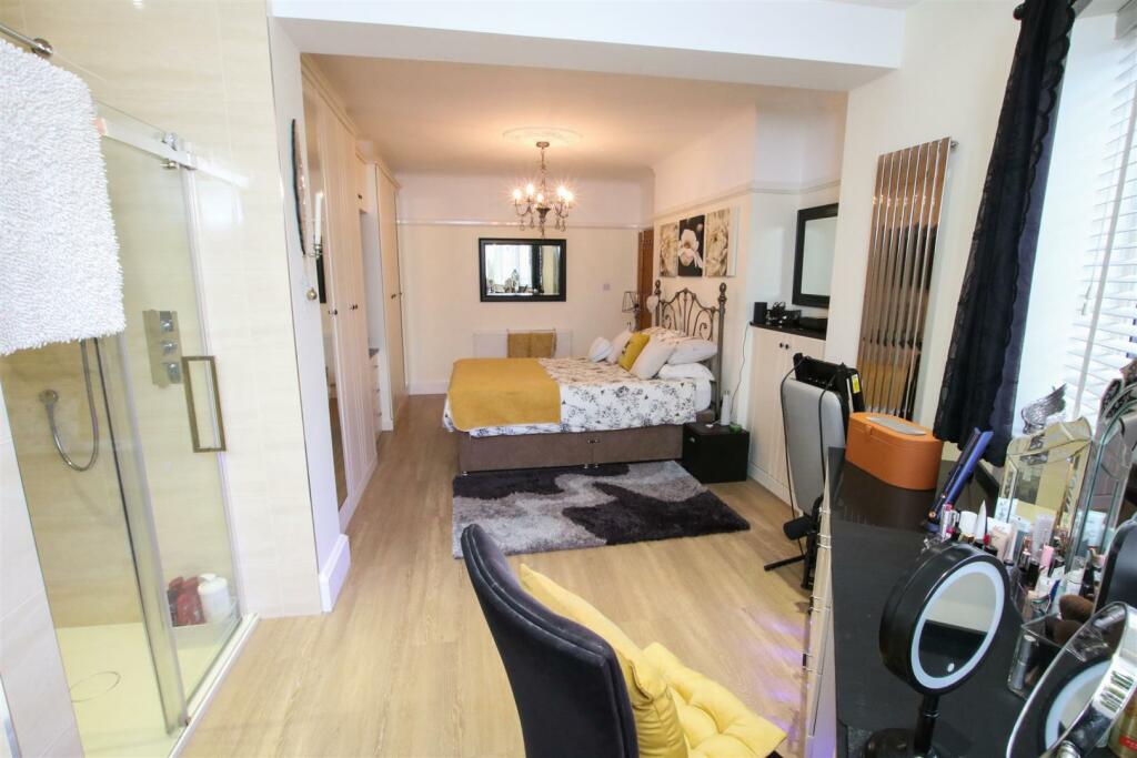 PRINCIPAL BEDROOM 1 (EN-SUITE)