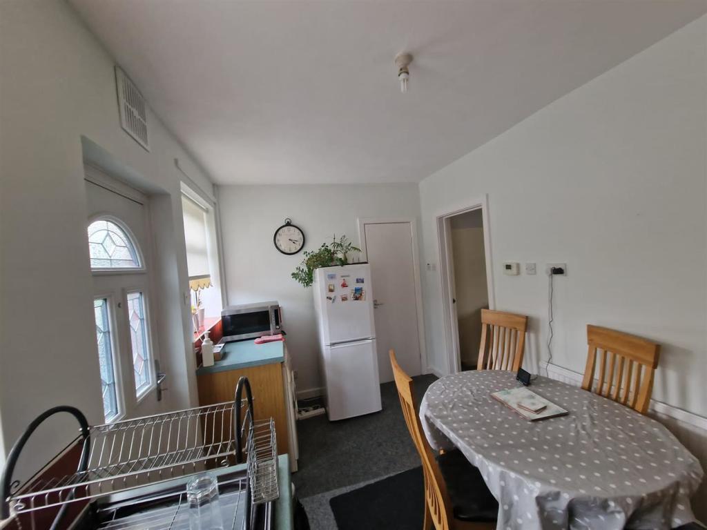 Kitchen dining area pic 2.JPG