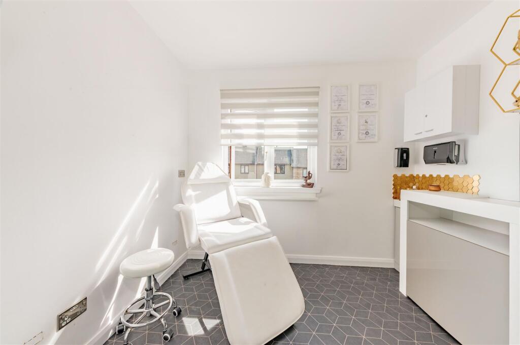 21 Seafield Close Dundee-13.JPG