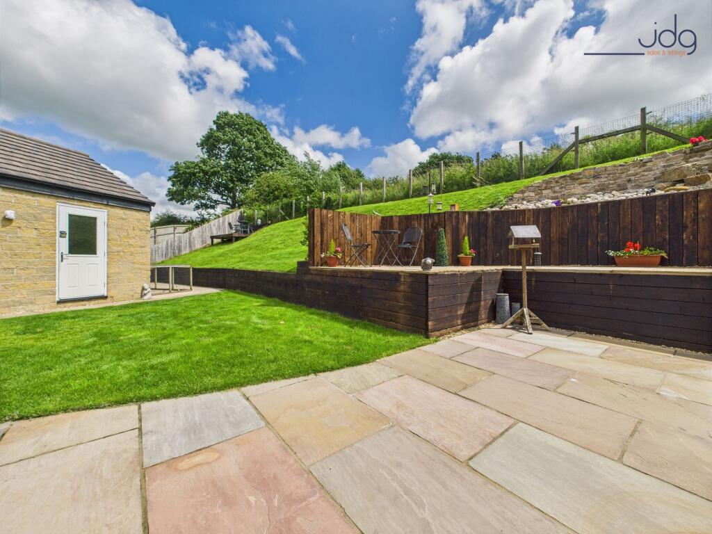 Extensive rear garden