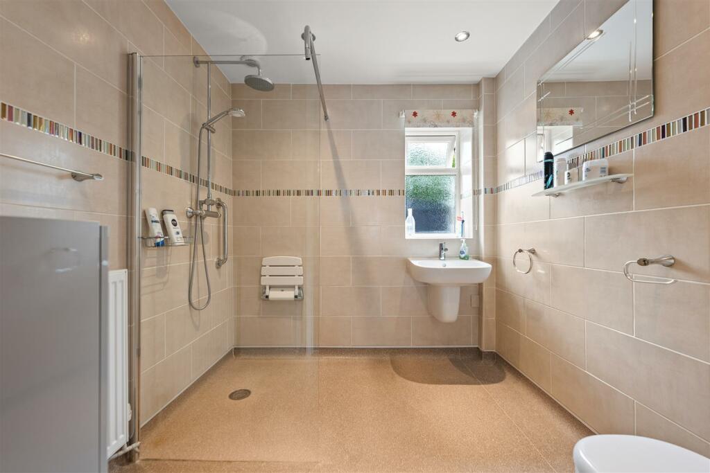 2 St James Close-17.jpg