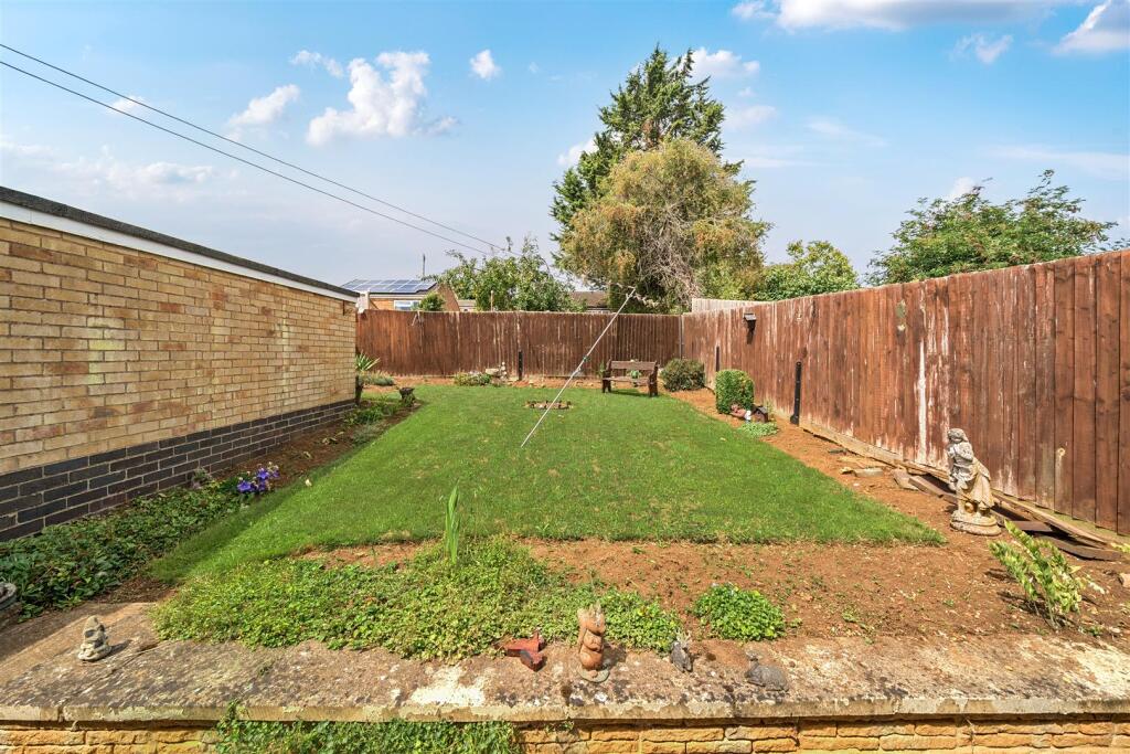 15 Simons Walk, Pattishall (11).jpg