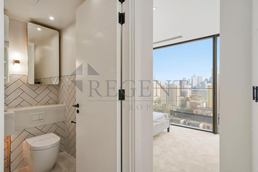Main ensuite entranc