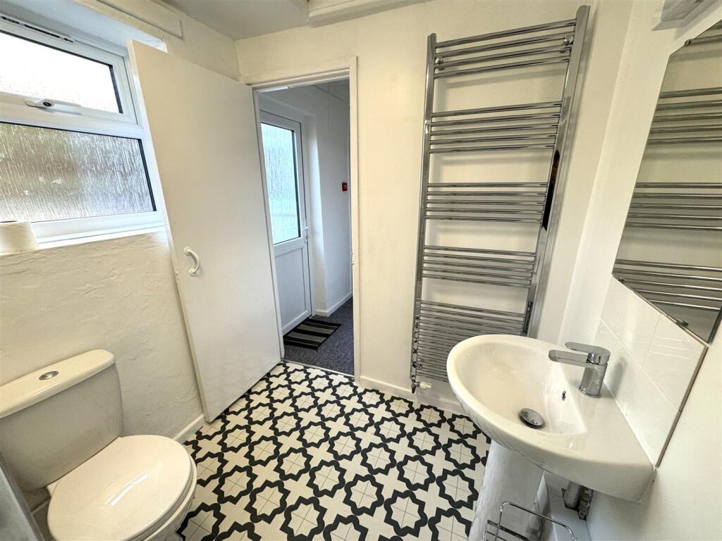 Bathroom (2).JPG