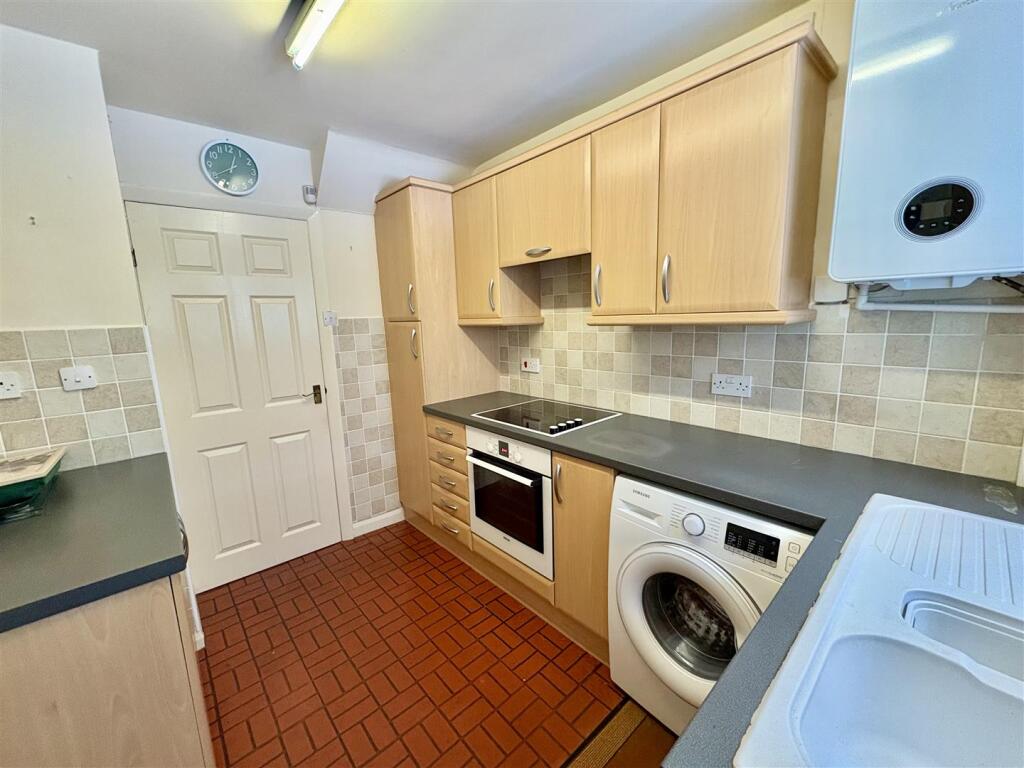 Bramleys Estate Agents - Round Hill - Holmfield (4