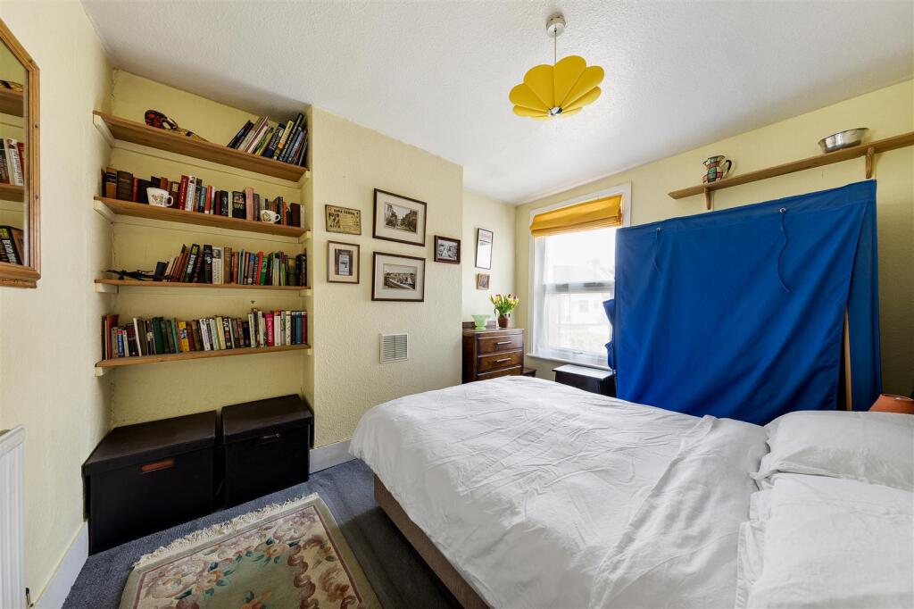 The Crescent, E17