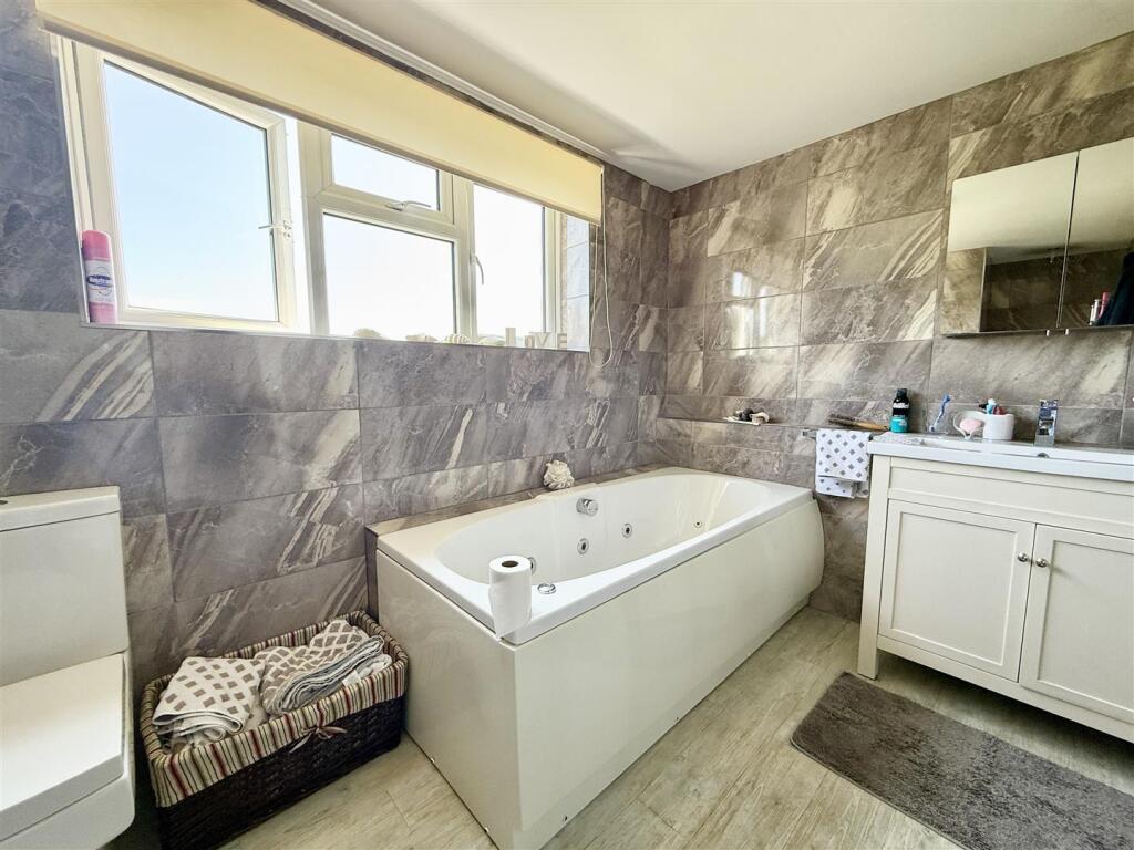 master en suite bathroom