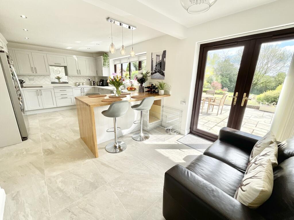 open plan breakfast/kitchen